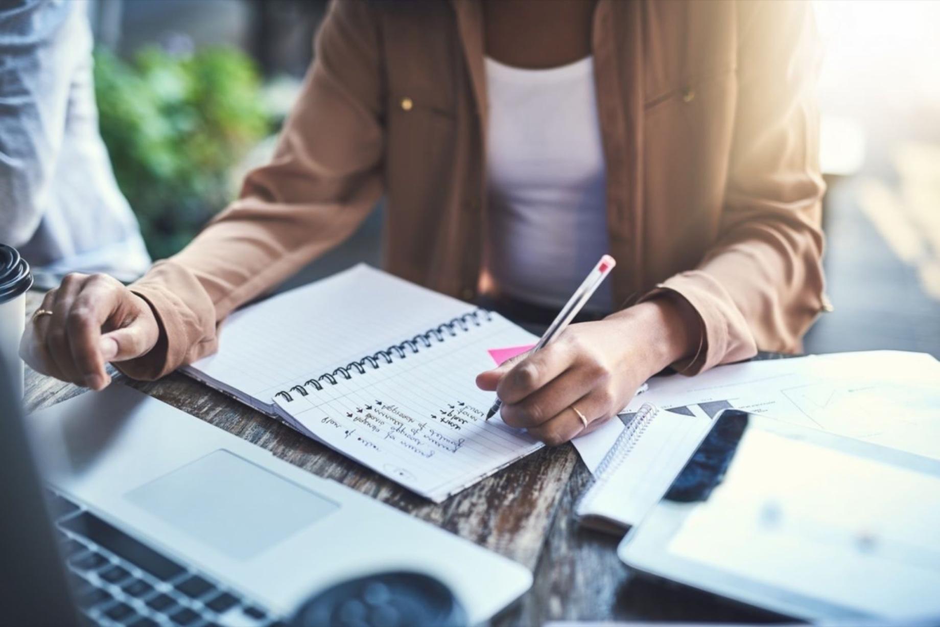 Закатный пейзаж с игрой света и тени