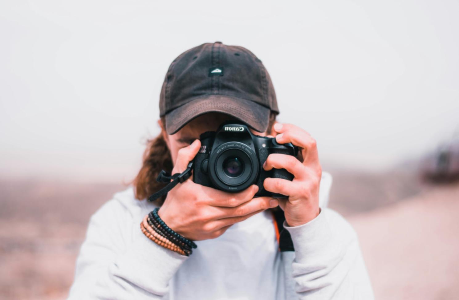 Горный пейзаж с драматическим небом